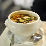 Consommé de cèpes. Le bouillon était un peu trop gras, et au final peu goûtu une fois les premières lamelles de champignon avalées.