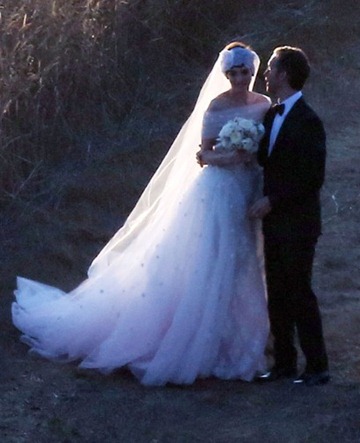 Anne Hathaway marries Adam Shulman in Valentino