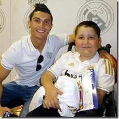 Cristiano Ronaldo ayuda a ni&ntilde;o enfermo de cancer