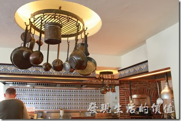 花蓮-理想大地渡假村-跟二樓比起來，里拉西餐廳的一樓裝潢上多了一些餐具的裝飾。
