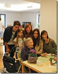 MAMA LUŠA, 100, vnukinji Ladeja in Tina, trije pravnuki MAMA LUŠA, 100, vnukinji Ladeja in Tina, trije pravnuki