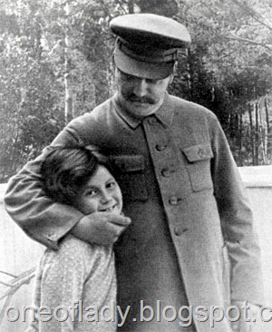 [Josef_Stalin_with_daughter%255B11%255D.jpg]