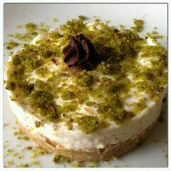 monoporzioni di torta fredda allo yogurt e pistacchi