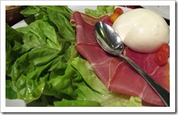Burrata Brocolino - salada do Brocolino com mussarela de b&uacute;fala