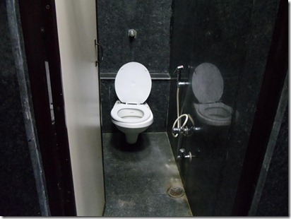 Khajuraho-Aeroporto-WC masculino com duchinha e sem papel higiênico