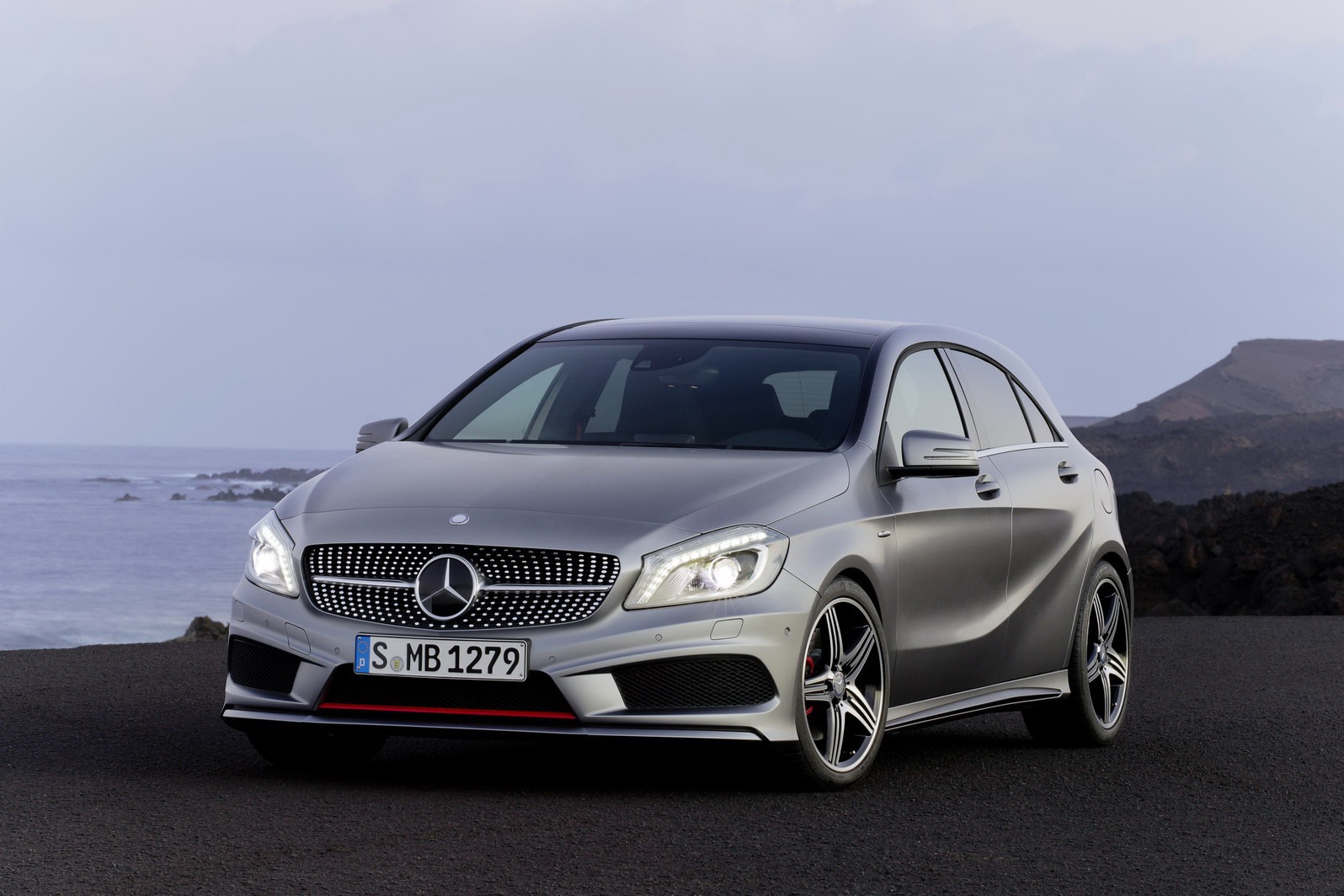 2012-Mercedes-Benz-A-Class-15[2].jpg