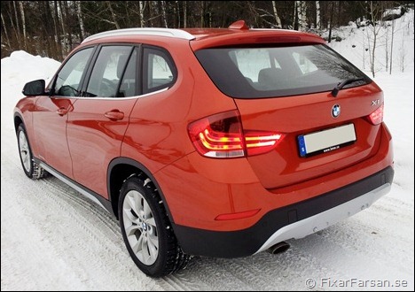 Rear-End-Bakifrån-Valencia-orange- metallic-Facelift-2013-BMW-X1- xDrive20d