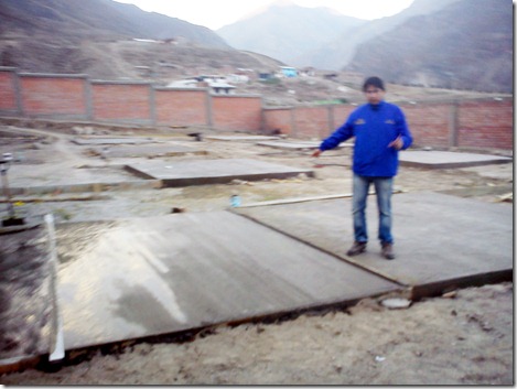 personal de la municipalidad provincial mostrando la obra de la losa deportiva