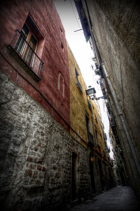 Barcelona gothic quarter street.png