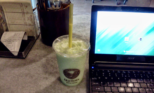 minum lime yoghurt smoothies old town white coffee sambil tulis entri banyak idea tapi tak tertulis.jpg
