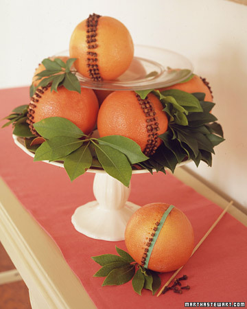 Dress up the table with a fragrant and bright pomander of oranges or grapefruits. Dress up the table with a fragrant and bright pomander of oranges or grapefruits.