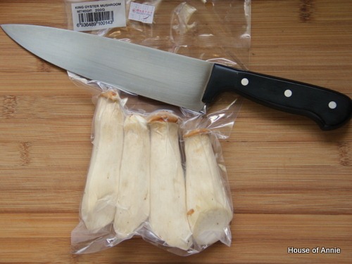 [King%2520Oyster%2520Mushroom%2520with%2520Chefs%2520Knife%2520for%2520scale%255B2%255D.jpg]