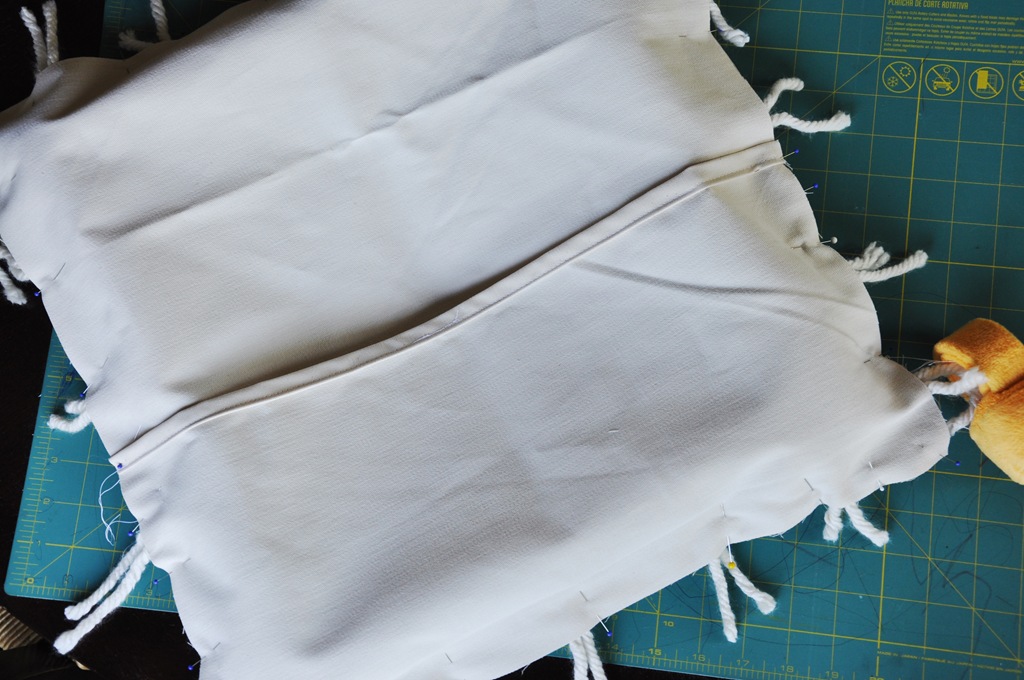 [mondopompompillow0362.jpg]