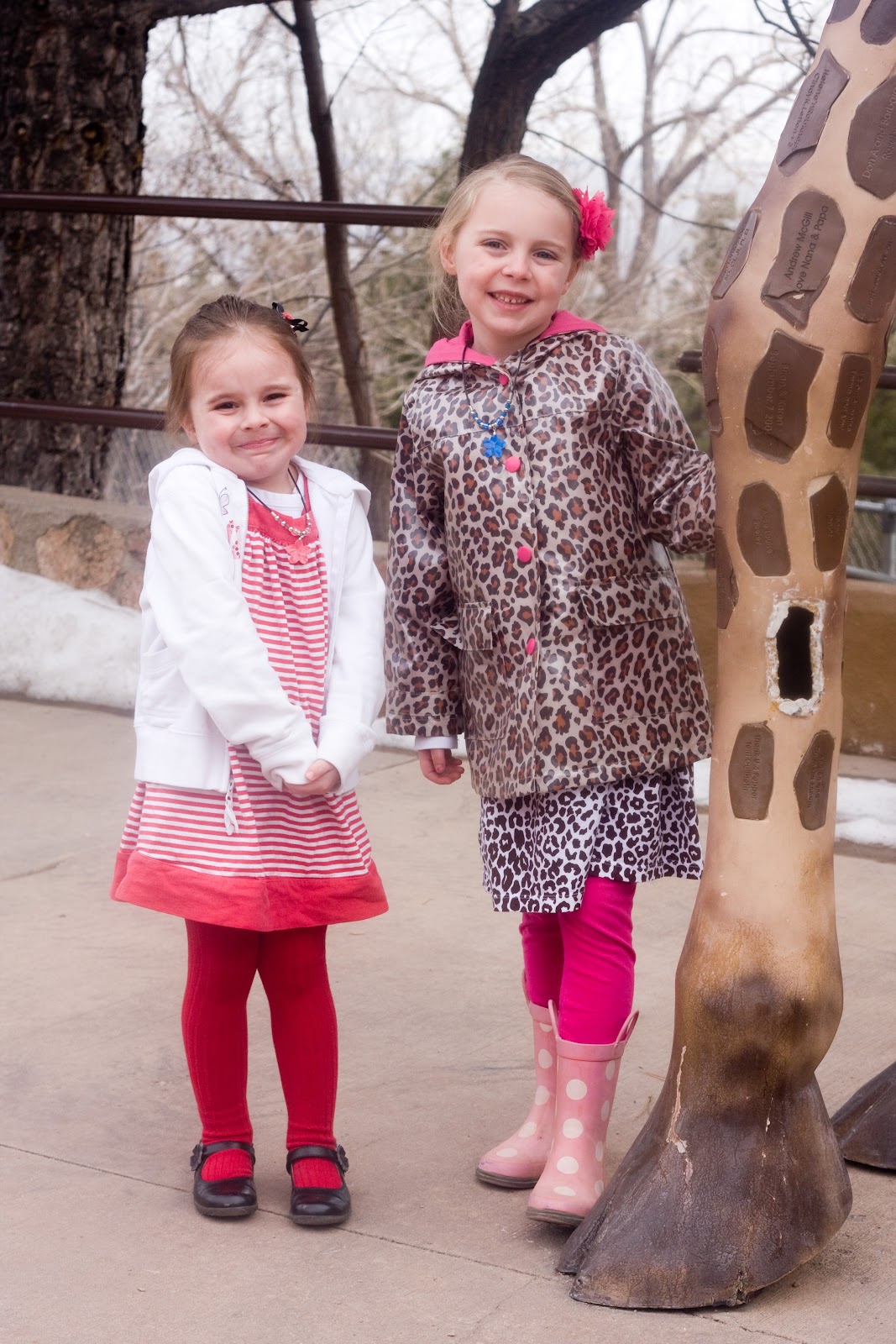 [03%252028%252013_soph%2520tess%2520giraffe%2520statue%25202%255B3%255D.jpg]