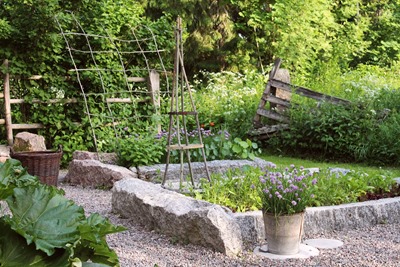 Köksträdgården med odlingsbäddar av granitstolpar