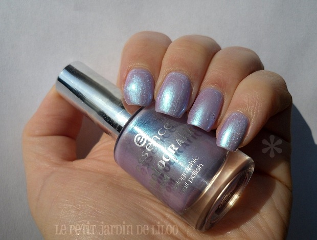 [01-essence-holographics-gagalectric-nail-polish-review-swatch%255B4%255D.jpg]