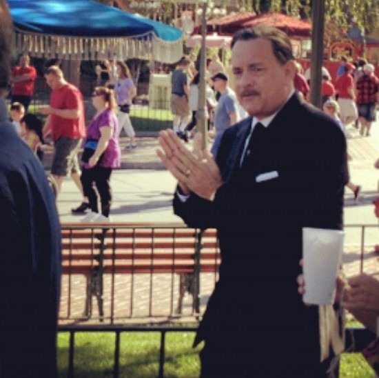 Tom Hanks Walt Disneyként a Saving Mr. Banks forgatásán 01