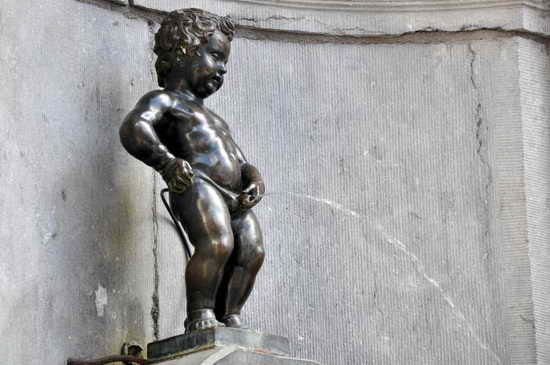 Tribute-To-Peeing-Statues-99