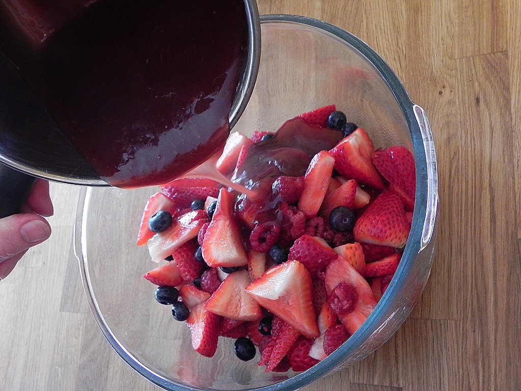 [DSCN8284.jpg&description=Pomegranate-Mixed Berry Pie')]