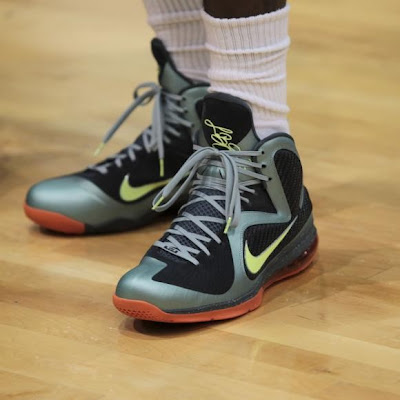 Lebron James  Shoes on Lebron James Exhibition 111008 Sfasc 01 Lebron Debuts New Shoes At