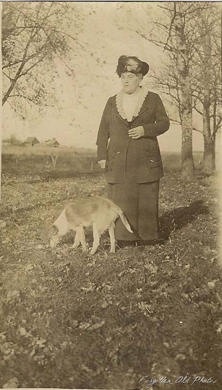 [Old%2520lady%2520Hat%2520and%2520dog%255B8%255D.jpg]