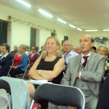 23-Vista del público asistente con Pilar y esposo en primer plano.