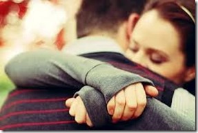 عناق المرأة واحتضانها مفيد لقلبها عناق المرأة واحتضانها مفيد لقلبها