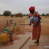 Puisage de l'eau sur un forage
