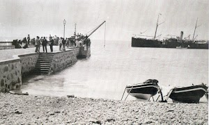 Puerto de Cabras. Fuerteventura. Final del Siglo XIX. Maniobras de carga o descarga sobre bote. Correo indeterminado. Del libro EL CORREILLO LA PALMA EN IMAGENES.JPG