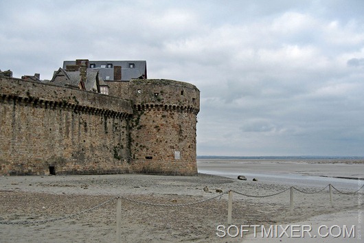 fr-st-michel-05-castle-wall