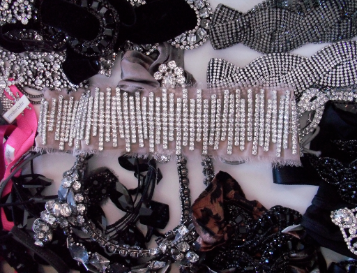 I'm obsessed with this headband. It's modern and romantic at the same time.
