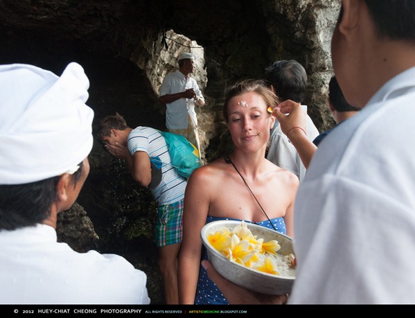 Getting blessed at Tanah Lot Temple | © 2012 Huey-Chiat Cheong Photography