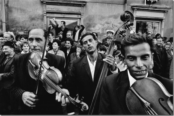 CZECHOSLOVAKIA. Straznice. 1966. Festival of gypsy music. 







Contact email:

New York : photography@magnumphotos.com

Paris : magnum@magnumphotos.fr

London : magnum@magnumphotos.co.uk

Tokyo : tokyo@magnumphotos.co.jp



Contact phones:

New York : +1 212 929 6000

Paris: + 33 1 53 42 50 00

London: + 44 20 7490 1771

Tokyo: + 81 3 3219 0771



Image URL:

http://www.magnumphotos.com/Archive/C.aspx?VP3=ViewBox_VPage&IID=2S5RYD1S280C&CT=Image&IT=ZoomImage01_VForm