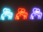 "Abrazo" instalación de tubos de neón del artista Hernán Marina en Mirta Demare gallery