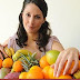 kakak ni hanya makan buah untuk diet