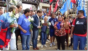 El acto concluyó con la participación de Lautaro Catrufo y sus músicos y con una ofrenda floral de claveles blancos, arrojados al mar a las víctimas del genocidio