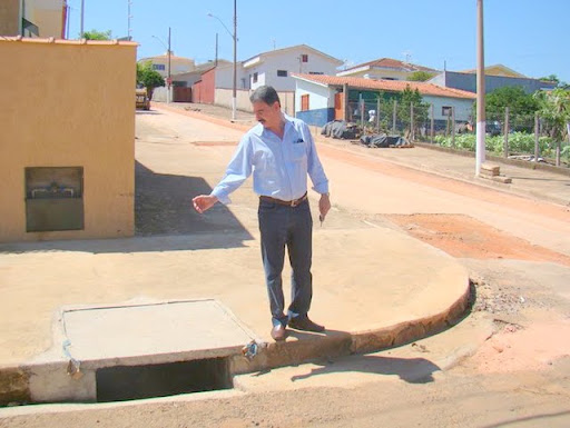 prefeito Roberto Luciano acompanha obras no Agenor de Lima (2).jpg