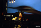 Liniers dibujaba en una mesa instalada en el escenario y a través de una pantalla se veían sus creaciones. Foto: Jorge Amado Group. Prdo: Mirabaires.