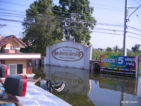 พ่อพู่กันกลับบ้านไปเตรียมบ้านให้พร้อมรับน้ำระลอกใหญ่ที่กำลังจะมา