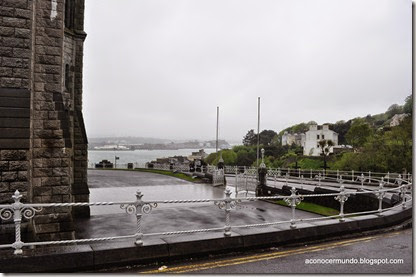 Cobh. Catedral de San Coman. Entrada al fondo el puerto - DSC_0113