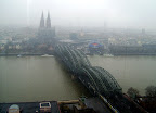 Pena que estava nublado, chovia e fazia o maior frio... a vista seria muito mais bonita! Vista do KölnTriangle - 20/02/09