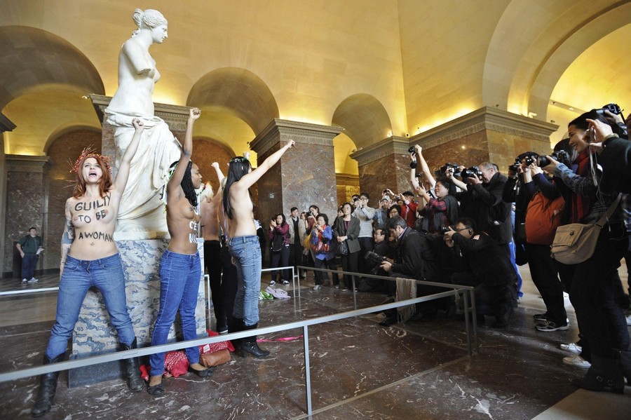 http://lh3.ggpht.com/-zxFO0AxvJhM/UHBDLsP8r7I/AAAAAAAAFXw/30HDW9Pz3W8/s0/Activists-from-feminist-group-Femen-Paris-Louvre-museum-to-condemn-a-Tunisian-rape-case-8.jpg