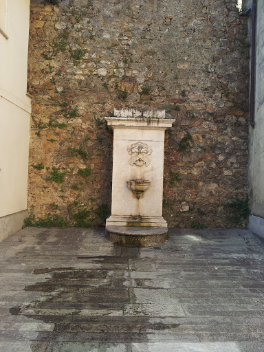Antica Fontana In Marmo
