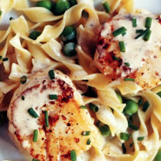 Seared Scallops with Creamy Noodles and Peas