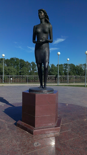 Памятник Девушке