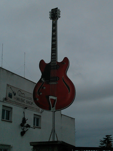 Guitare Géante