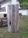 дървена статуя
