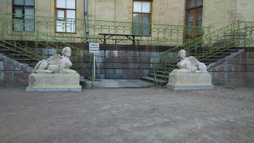 sphinxes protecting the entran