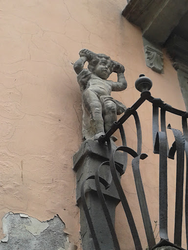 Castelnuovo Di Garfagnana, Angelo Sul Balcone