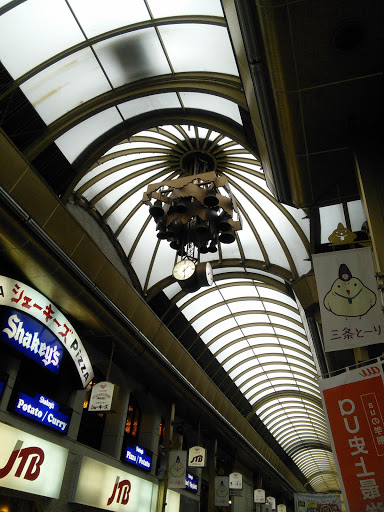 新京極三条のアーケード天井時計